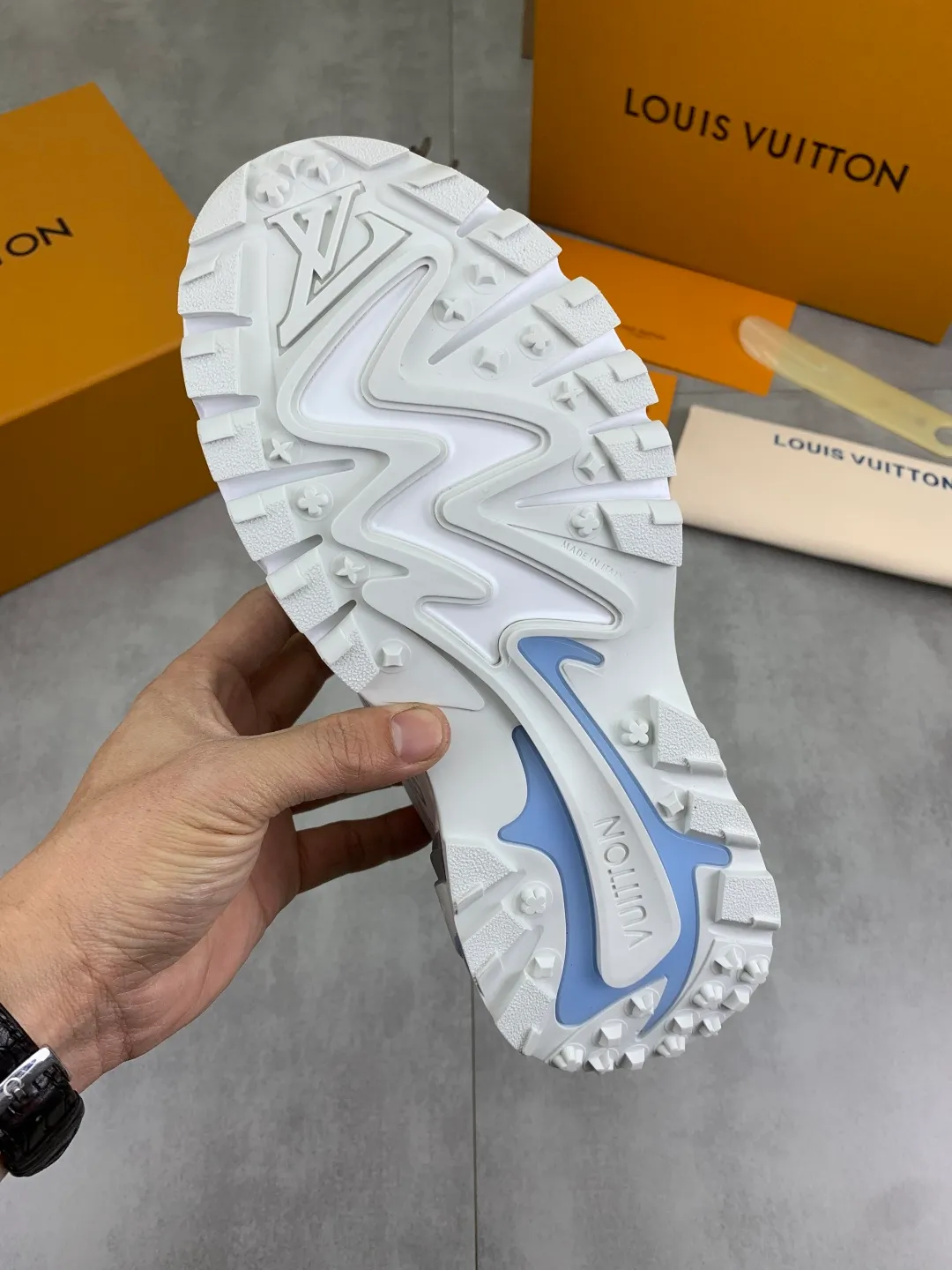 Men's Men's Shoes💰P740 New High Version LV Louis Vuitton L Jialu Brand Runner Tatic Series Thick Sole Casual Sports Shoes Running Shoes Original Purchase Development Production This LV Runner Tatic sports shoe combines technical materials such as mesh fabric and ribbons to interpret the inspiration of traditional mountaineering shoes. LV letters are written on one side, the lariat buckle of the quick lacing system is embellished with Monogram flowers and Louis Vuitton logos, and the light and wear-resistant rubber outsole completes the whole package. The delivery counter is beautifully packaged🛍📦 ▪️Fabrics: Original imported custom technical fabric + mesh ▪️Inner lining: Original customized breathable mesh ▪️Sole: Original open-molded anti-slip rubber combination material ▪️Sole thickness: 4CM ▪️Size: Men's 39-44 (38 45 (customized)